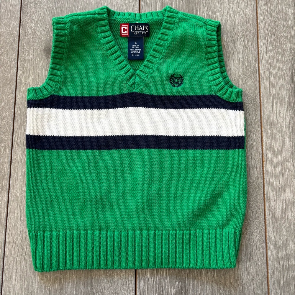 CHAPS Boys V neck knit sweater vest size 5 EUC